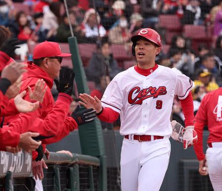 　４回、先制の本塁を駆け抜け、ナインとタッチを交わす秋山＝３０日