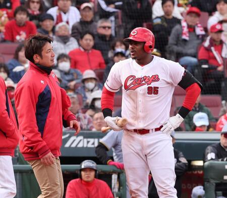 　７回、駆け寄ったトレーナーと話をするモンテロ＝３０日