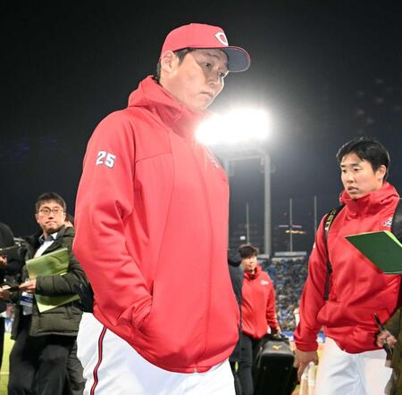 　険しい表情で球場を引き揚げる新井監督