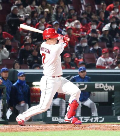　４回、左翼線への二塁打を放つ堂林（撮影・市尻達拡）