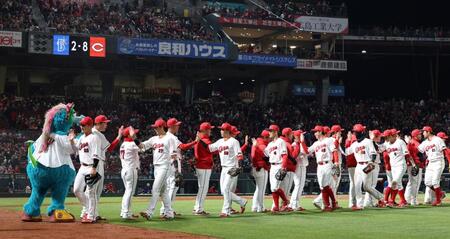 　勝利で終え、タッチを交わす広島ナイン（撮影・市尻達拡）
