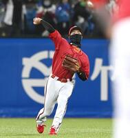 　７回、長岡の中前打で本塁へ好返球を見せる二俣（撮影・園田高夫）