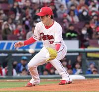 　１回、オースティンの打球にグラブを出す森下（撮影・市尻達拡）