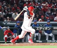 　３回、投手内野安打で出塁する小園（撮影・市尻達拡）