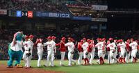 　勝利で終え、タッチを交わす広島ナイン（撮影・市尻達拡）