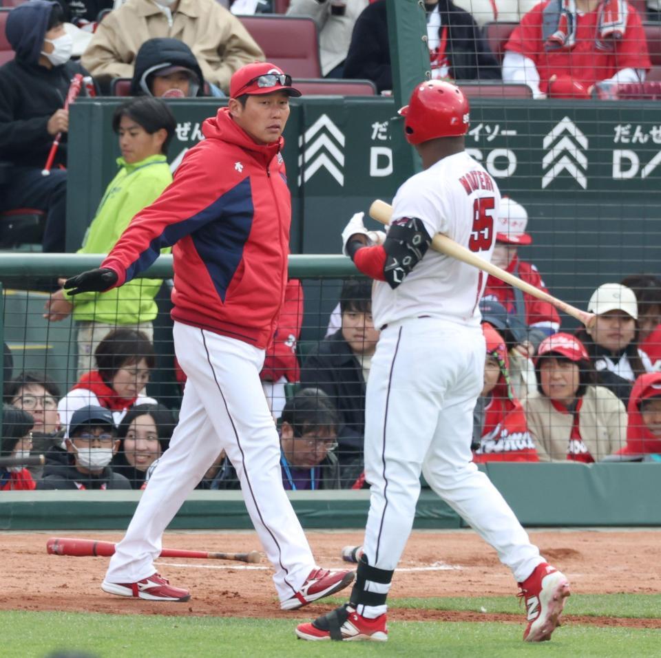 　７回、空振り三振に倒れたモンテロ（右）に声をかけ、選手交代を告げに向かう新井監督＝３０日