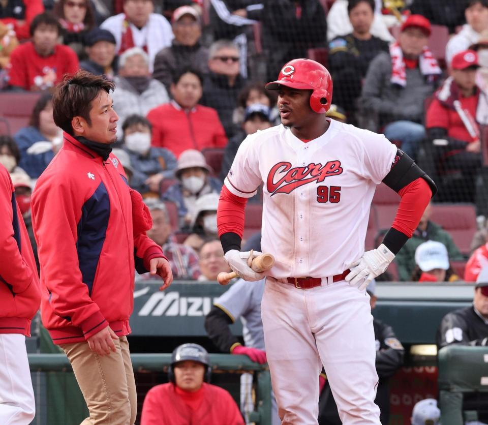 　７回、駆け寄ったトレーナーと話をするモンテロ＝３０日