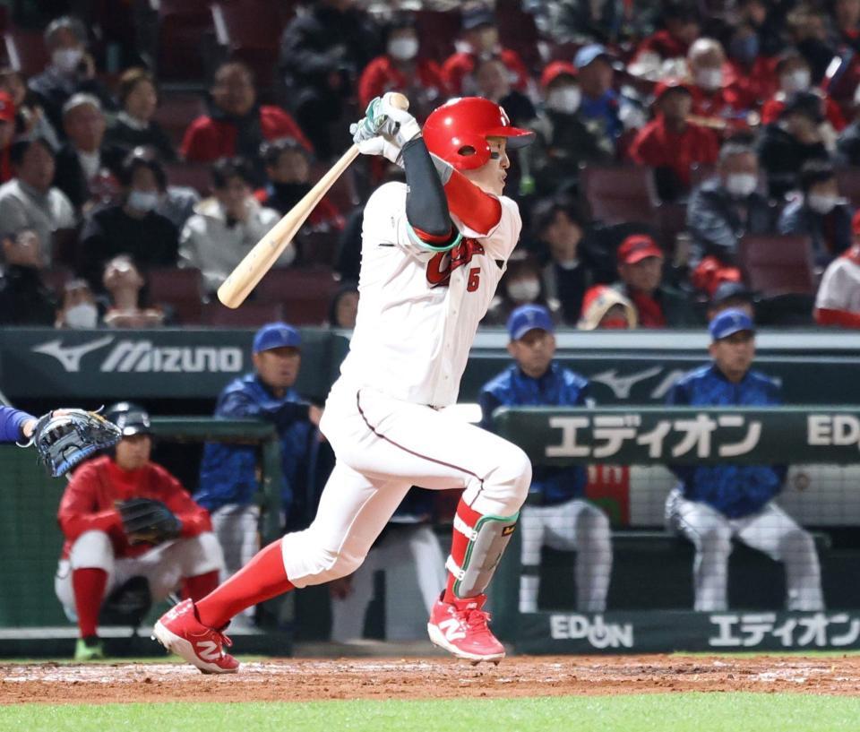 　３回、投手内野安打で出塁する小園（撮影・市尻達拡）
