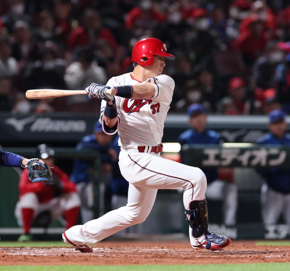 　４回、右前２点タイムリーを放つ野間（撮影・市尻達拡）