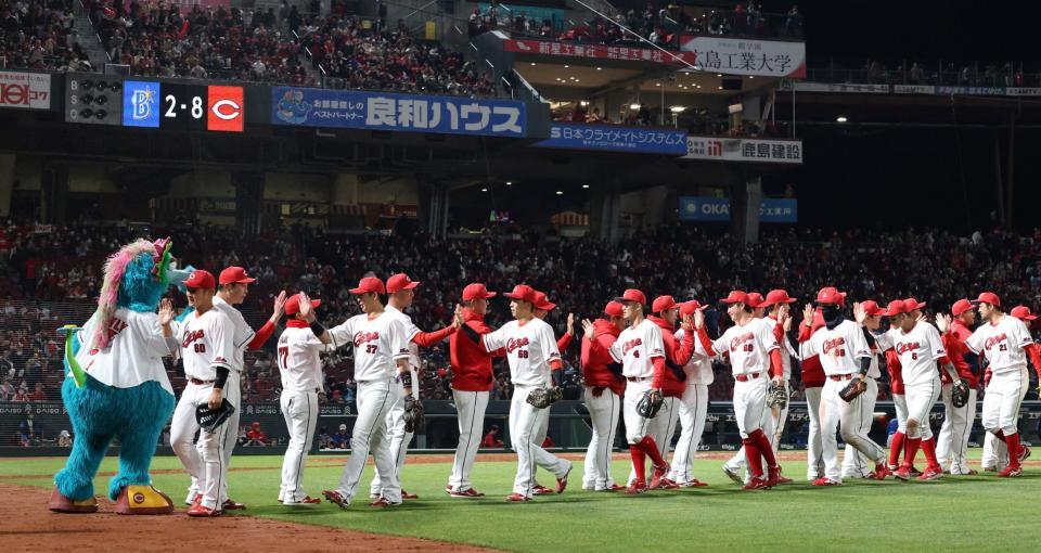 　勝利で終え、タッチを交わす広島ナイン（撮影・市尻達拡）