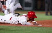 　４回、一塁へのヘッドスライディングで二塁タイムリー内野安打を勝ち取る田村（撮影・市尻達拡）