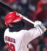 　７回、右前打を放つ二俣