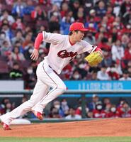 　１回、自身がはじいたオースティンの打球を追う森下（撮影・市尻達拡）