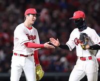 　８回、二俣とタッチする森下（撮影・市尻達拡）