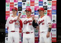 　お立ち台でポーズを取る（左から）森下、田村、野間（撮影・市尻達拡）