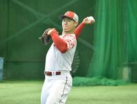 　キャッチボールを行う坂倉