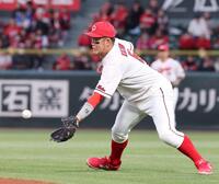 　３回、石田裕の打球を捕球しきれず、失策とする小園（撮影・市尻達拡）