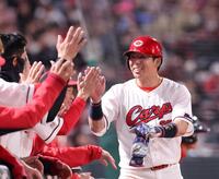 　４回、生還し、笑顔でナインとタッチを交わす野間（撮影・市尻達拡）