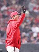 　６回の攻撃を終え、ファビアンに向かってＯＫサインを出す新井監督（撮影・市尻達拡）