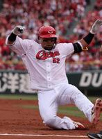 ２回、左中間へのタイムリー三塁打を放ち、三塁へ滑り込む末包（撮影・市尻達拡）