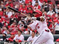 ２回、左中間へのタイムリー三塁打を放つ末包昇大（撮影・市尻達拡）