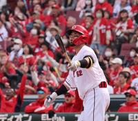 ４回、左越え２ランを放つ末包（撮影・市尻達拡）