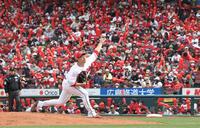 ７回、赤いジェット風船がスタンドを埋める中、力投する床田（撮影・市尻達拡）