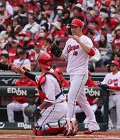 １回、２失点し、マウンドに戻る床田（撮影・市尻達拡）