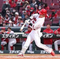 　１１回、右中間席へサヨナラとなるプロ１号ソロを放つ田村（撮影・市尻達拡）