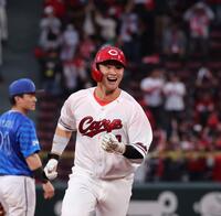 　１１回、右中間席へサヨナラとなるプロ１号ソロを放ち、笑顔でダイヤモンドを回る田村（撮影・市尻達拡）