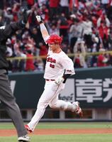 １１回、右中間席へサヨナラとなるプロ１号ソロを放ち、拳を突き上げる田村（撮影・市尻達拡）