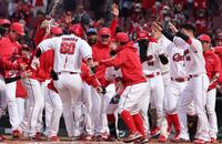 　１１回、プロ１号となるサヨナラソロを放ち、ナインが待つ輪に飛び込む田村（撮影・市尻達拡）