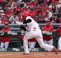 　９回、送りバントを決めた二俣（撮影・市尻達拡）