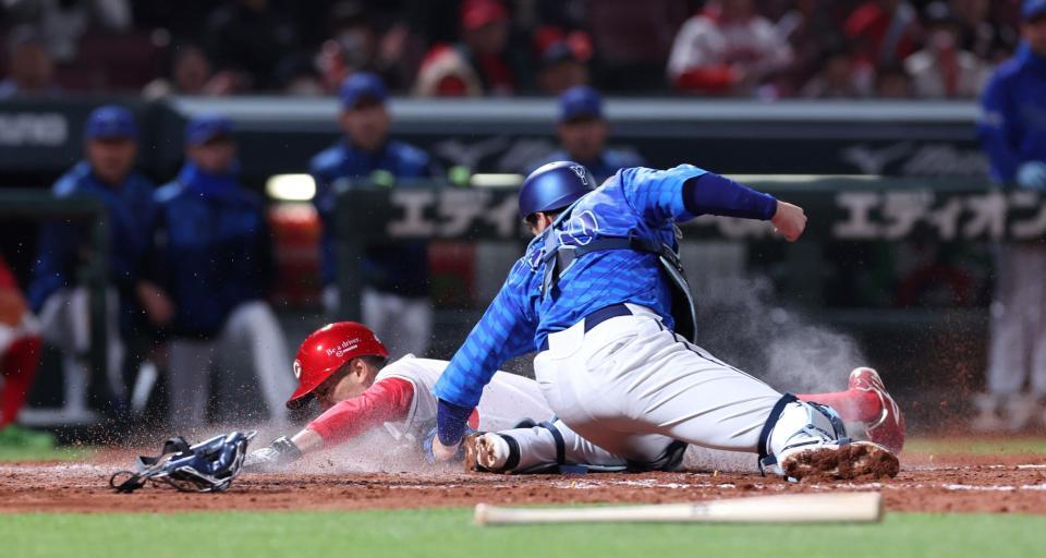 　５回、小園の適時二塁打で本塁へ滑り込む矢野（撮影・市尻達拡）
