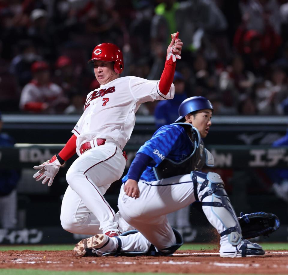 　４回、野間の右前２点タイムリーで本塁へ滑り込む堂林（撮影・市尻達拡）