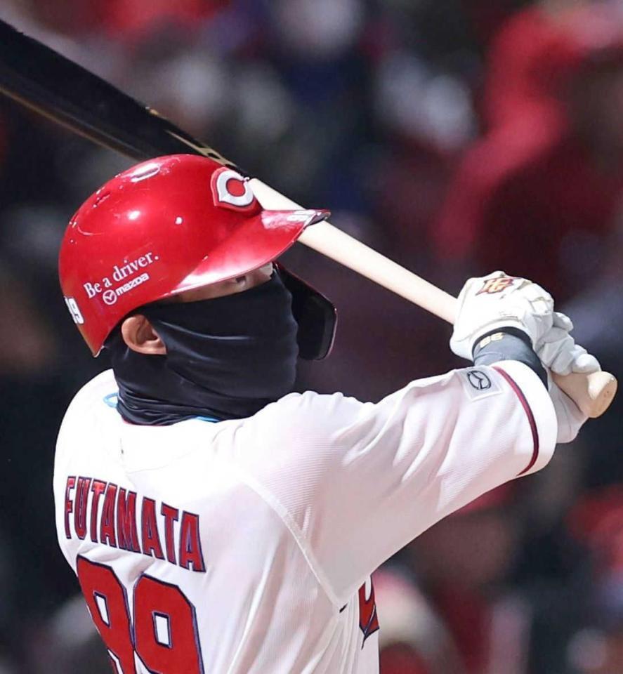 　７回、右前打を放つ二俣