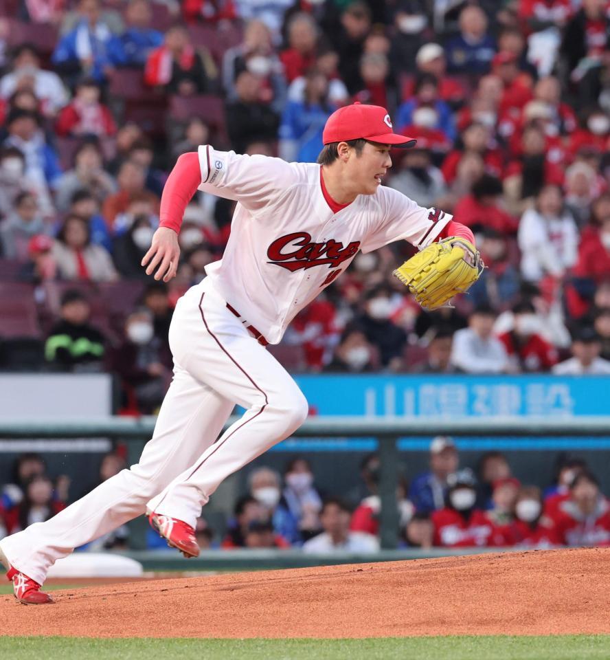 　１回、自身がはじいたオースティンの打球を追う森下（撮影・市尻達拡）