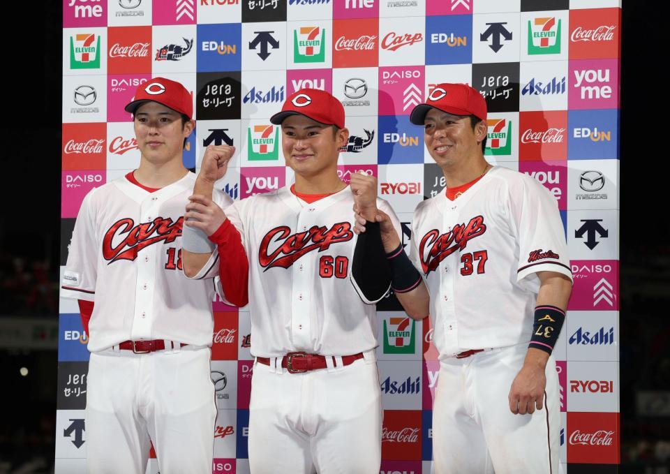 　お立ち台でポーズを取る（左から）森下、田村、野間（撮影・市尻達拡）