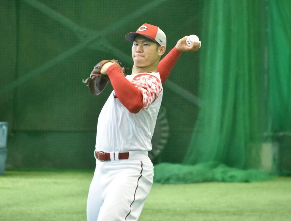 　キャッチボールを行う坂倉