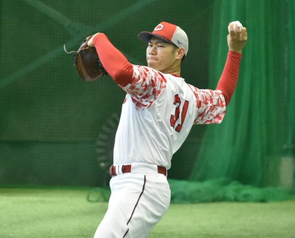 　キャッチボールを行う坂倉