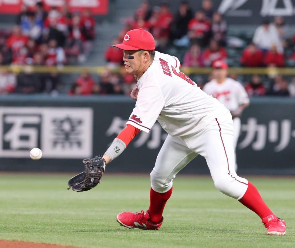 　３回、石田裕の打球を捕球しきれず、失策とする小園（撮影・市尻達拡）