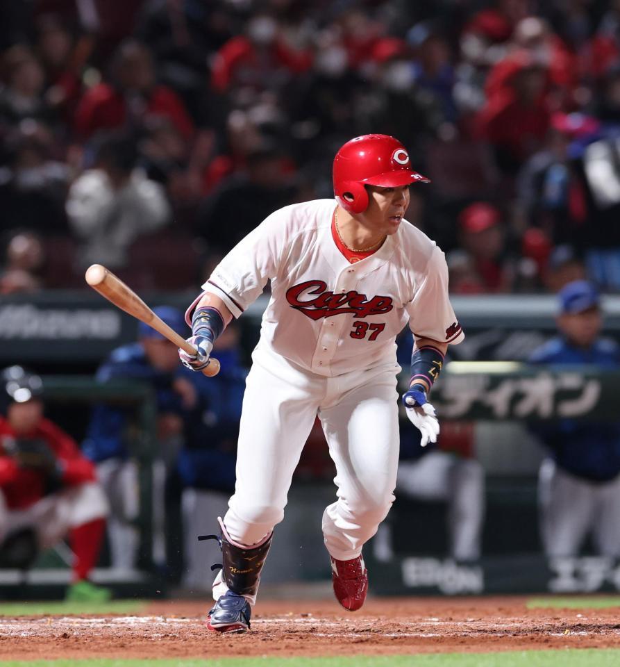 　４回、右前２点タイムリーを放つ野間（撮影・市尻達拡）