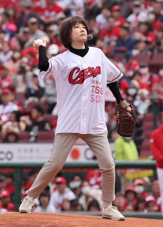 始球式を行ったテレビ新広島の古沢知子アナウンサー（撮影・市尻達拡）