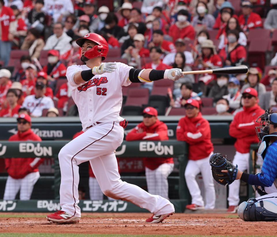 ４回、左越え２ランを放つ末包（撮影・市尻達拡）