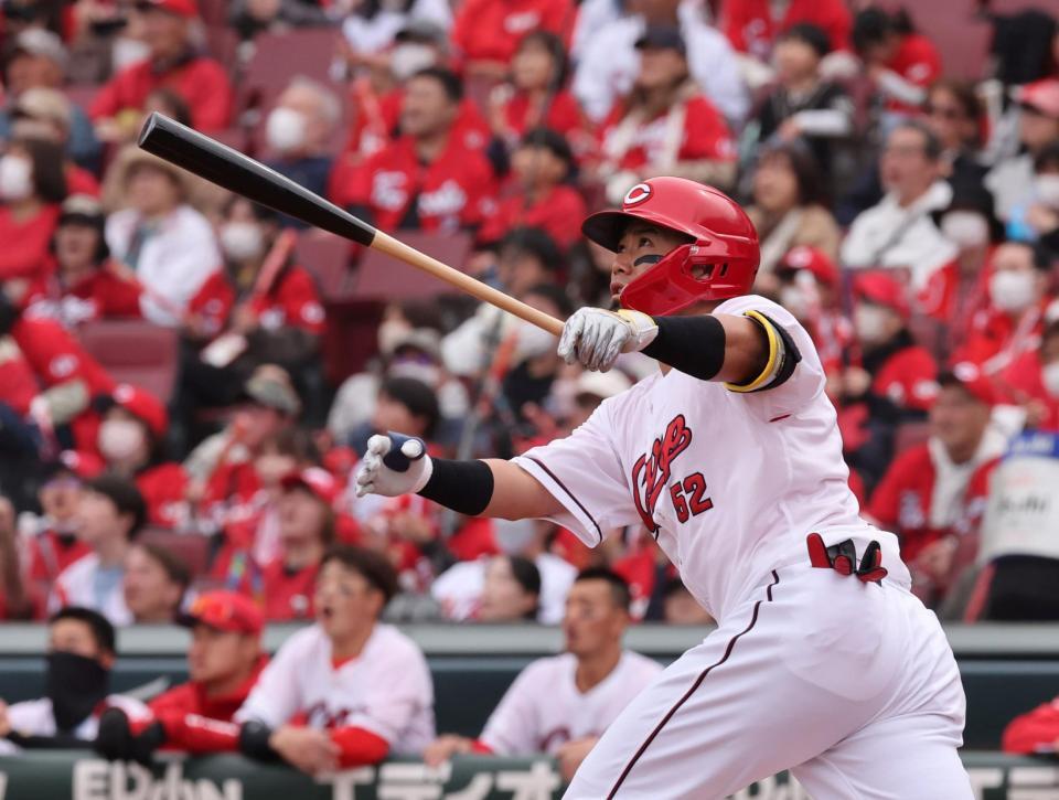 ２回、左中間へのタイムリー三塁打を放つ末包昇大（撮影・市尻達拡）