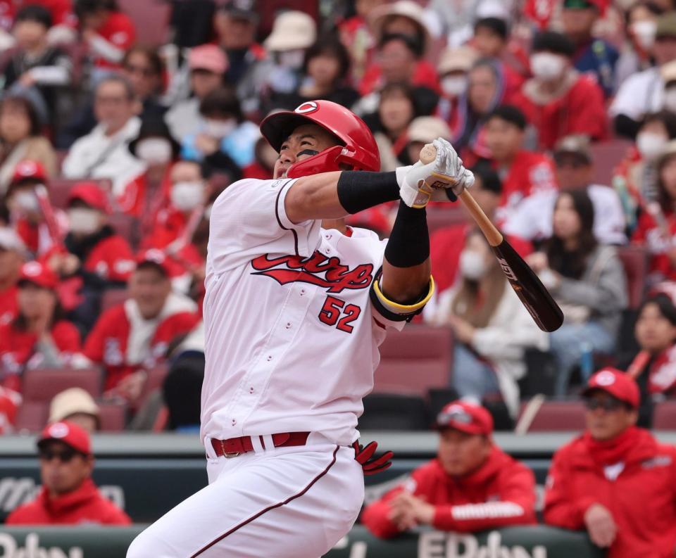 ２回、左中間へのタイムリー三塁打を放つ末包（撮影・市尻達拡）