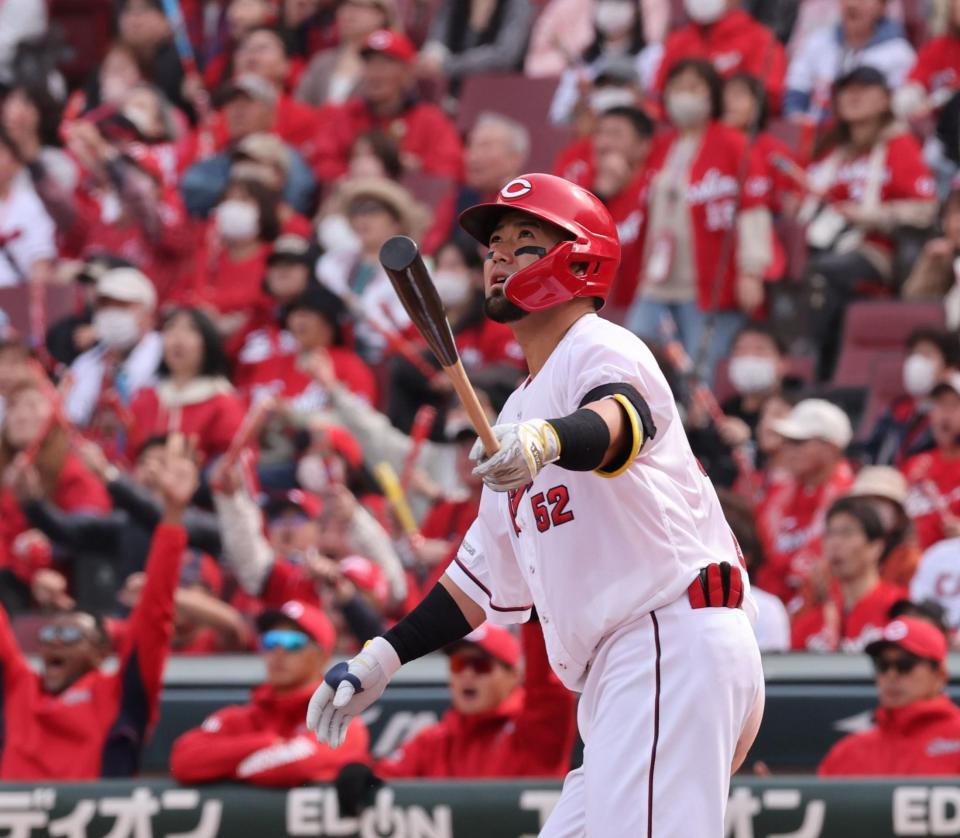 ４回、左越え２ランを放つ末包（撮影・市尻達拡）