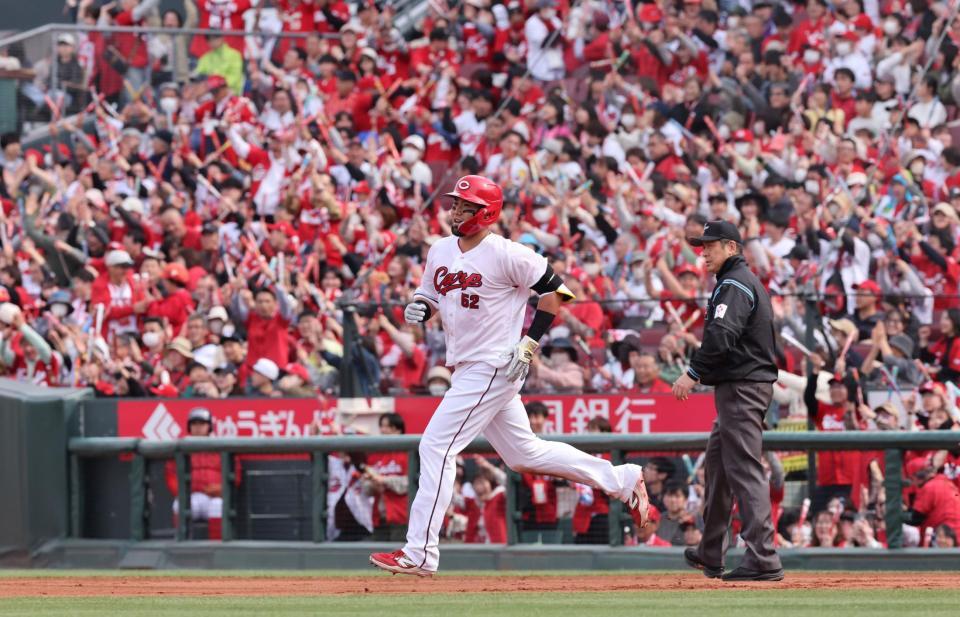 ４回、左越え２ランを放ち、ダイヤモンドを回る末包（撮影・市尻達拡）