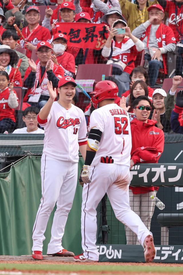 ４回、左越え２ランを放った末包（右）を、笑顔で出迎える床田（撮影・市尻達拡）