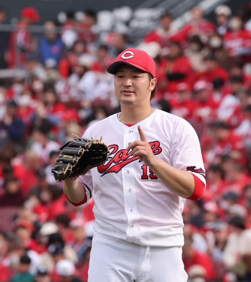 ７回、山本を三ゴロに打ち取り、人さし指を立てる床田（撮影・市尻達拡）